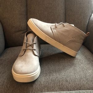 Boys(big kid)Size6 Light Grey Suede Chukka Sneaker